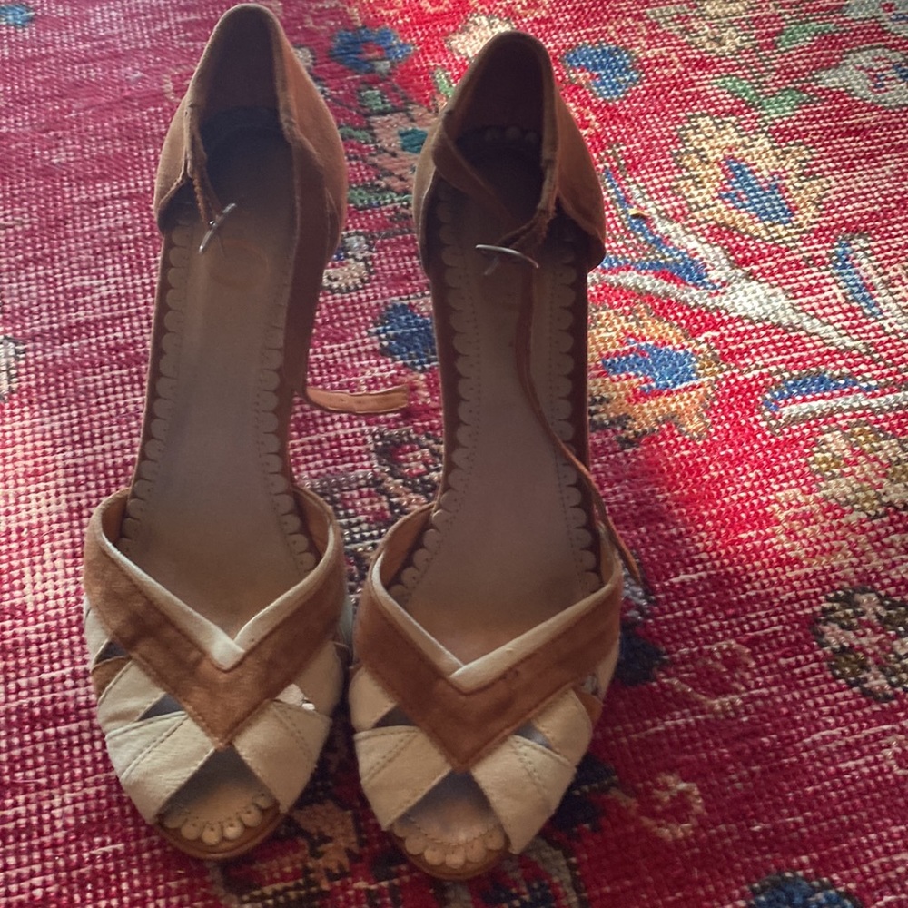 Joey brown pumps